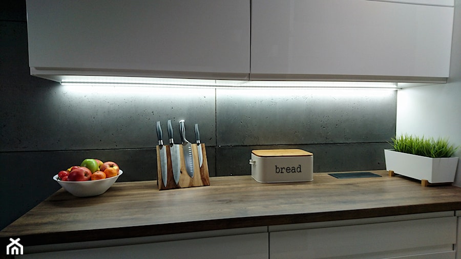 Kamienica - Z zabudowaną lodówką kuchnia jednorzędowa, styl industrialny - zdjęcie od maniu311
