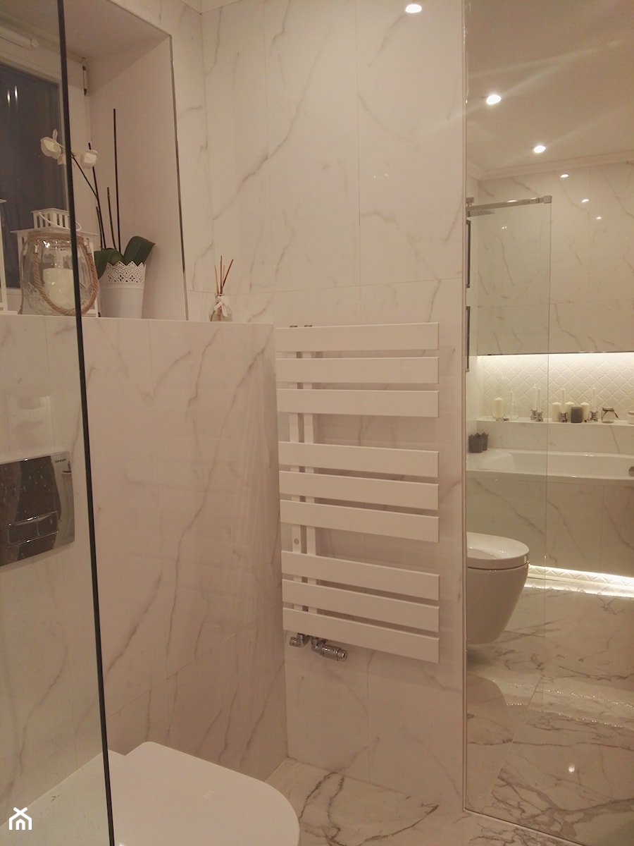 Łazienka płytki cararra - Mała z lustrem z marmurową podłogą z punktowym oświetleniem łazienka z oknem, styl tradycyjny - zdjęcie od Latre DESIGN