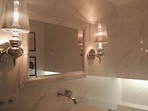 Łazienka płytki cararra - Mała na poddaszu bez okna z lustrem łazienka, styl glamour - zdjęcie od Latre DESIGN