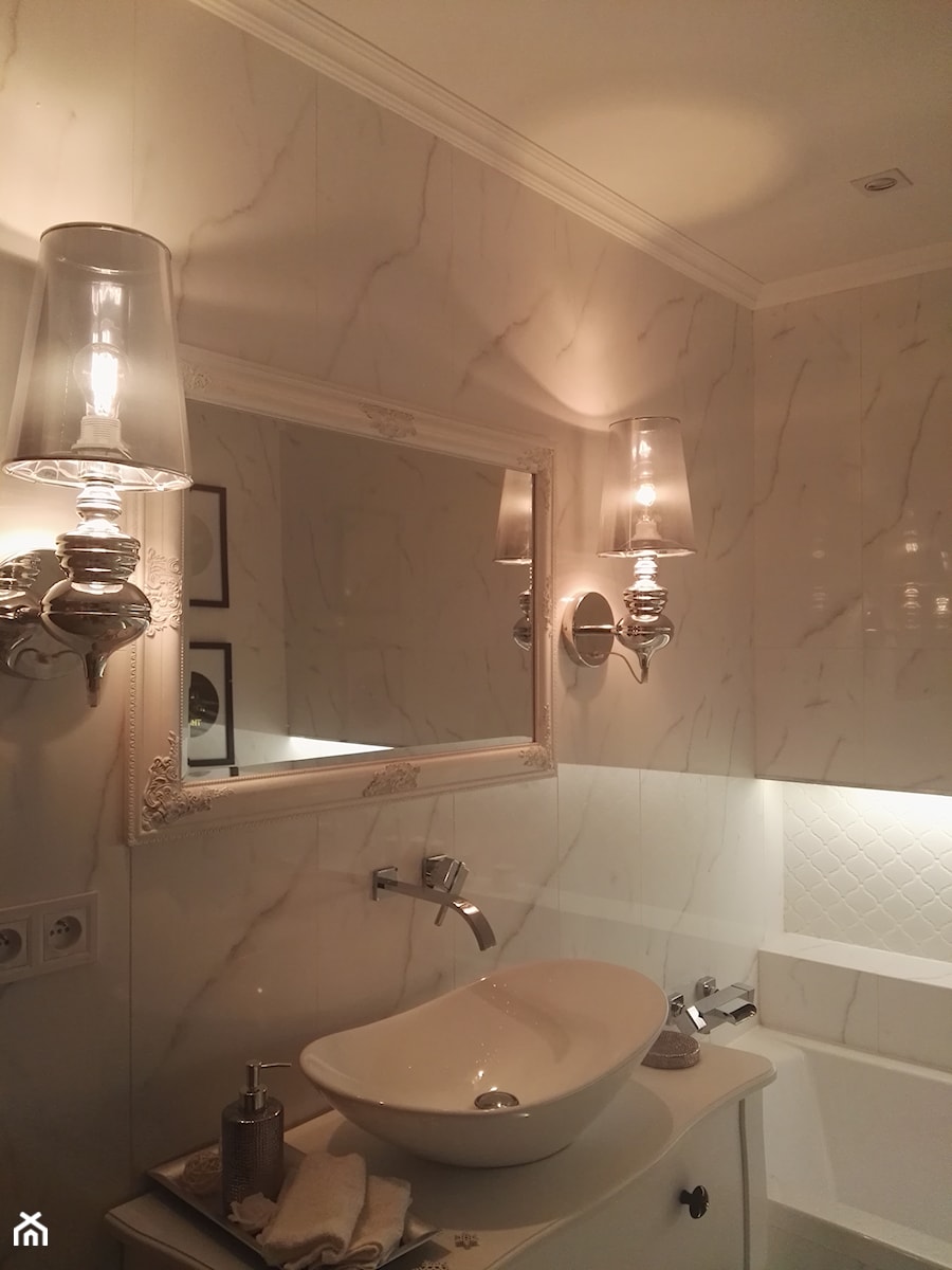 Łazienka płytki cararra - Mała na poddaszu bez okna z lustrem łazienka, styl glamour - zdjęcie od Latre DESIGN