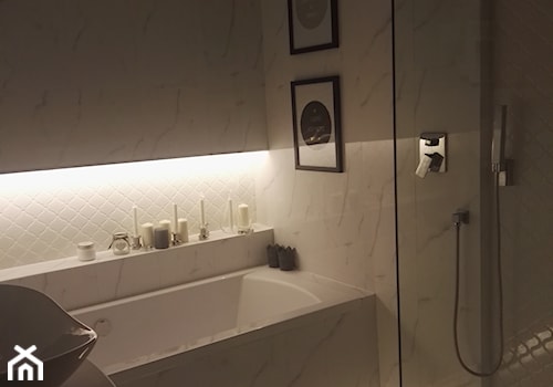 Łazienka płytki cararra - Mała na poddaszu bez okna łazienka, styl tradycyjny - zdjęcie od Latre DESIGN
