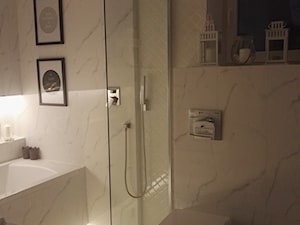 Łazienka płytki cararra - Średnia z marmurową podłogą łazienka z oknem, styl tradycyjny - zdjęcie od Latre DESIGN