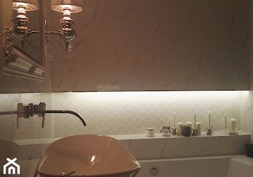Łazienka płytki cararra - Bez okna z lustrem z punktowym oświetleniem łazienka, styl glamour - zdjęcie od Latre DESIGN