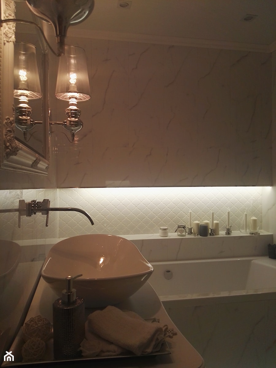 Łazienka płytki cararra - Bez okna z lustrem z punktowym oświetleniem łazienka, styl glamour - zdjęcie od Latre DESIGN