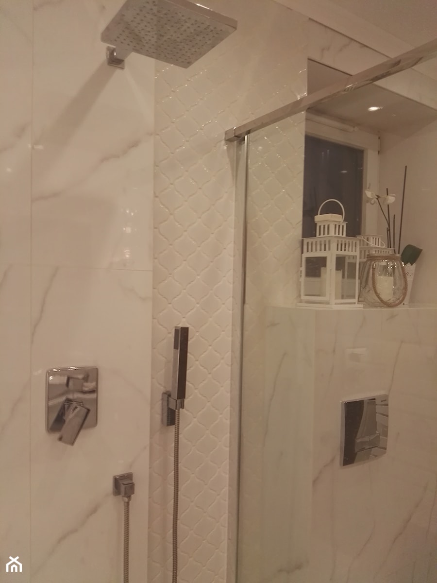 Łazienka płytki cararra - Mała na poddaszu łazienka z oknem, styl tradycyjny - zdjęcie od Latre DESIGN