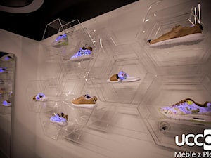Regał wystawienniczy heksagon z plexi UCCOI® w sklepie - zdjęcie od UCCOI® Future Furniture - producent szklanych MEBLI i DEKORACJI (idealnie przezroczyste szkło akrylowe) Lucite FURNITURE and DECORATIONS. Custom worldwide manufacture