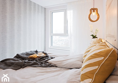 Ppaulina Sobolewska - Mała biała szara sypialnia, styl skandynawski - zdjęcie od Paulina Sobolewska Projektowanie Wnętrz