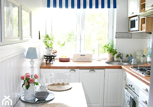 Kuchnia - Średnia zamknięta biała z zabudowaną lodówką kuchnia w kształcie litery l z oknem - zdjęcie od Joanna Bryk - My little white home