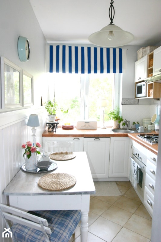 Kuchnia - Średnia zamknięta biała z zabudowaną lodówką kuchnia w kształcie litery l z oknem - zdjęcie od Joanna Bryk - My little white home