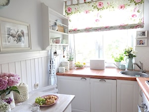 Kuchnia - Mała zamknięta z kamiennym blatem biała z zabudowaną lodówką z nablatowym zlewozmywakiem kuchnia w kształcie litery l z oknem - zdjęcie od Joanna Bryk - My little white home
