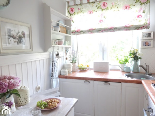 Kuchnia - Mała zamknięta z kamiennym blatem biała z zabudowaną lodówką z nablatowym zlewozmywakiem kuchnia w kształcie litery l z oknem - zdjęcie od Joanna Bryk - My little white home