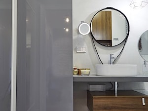 MONTO 60 PRZEBARWIANE INDUSTRIALNA ŁAZIENKA - Mała bez okna z lustrem łazienka, styl industrialny - zdjęcie od MONTO lustra w skórzanej oprawie