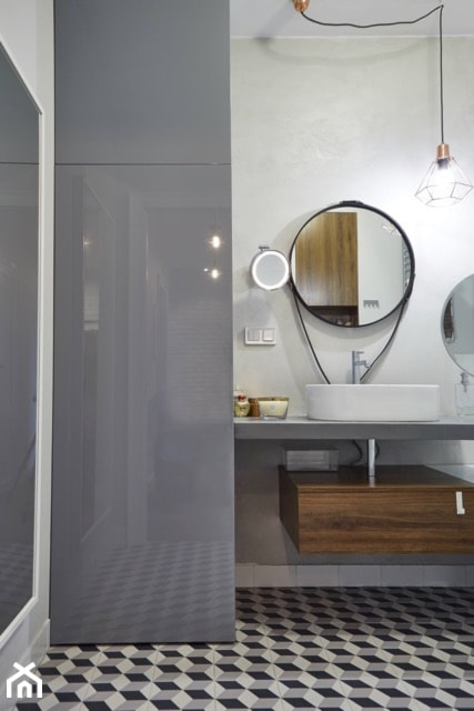 MONTO 60 PRZEBARWIANE INDUSTRIALNA ŁAZIENKA - Mała bez okna z lustrem łazienka, styl industrialny - zdjęcie od MONTO lustra w skórzanej oprawie