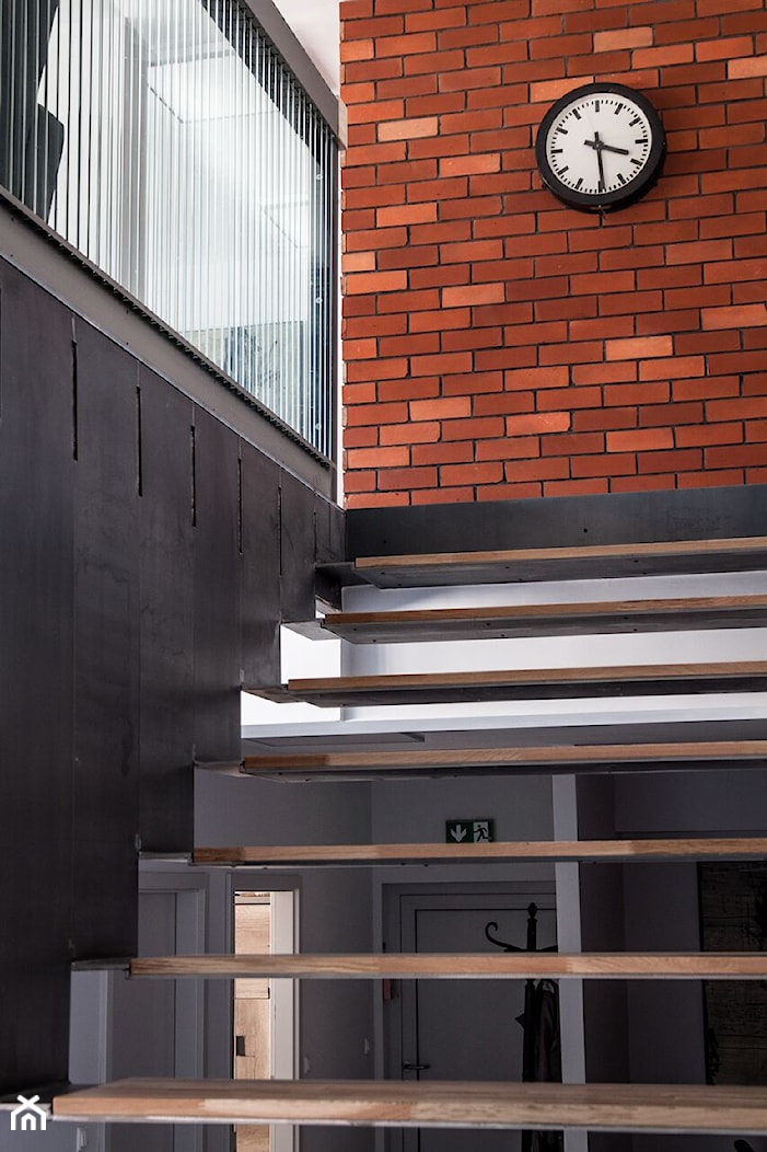 Metalowe schody uzupełnione panelami z drewna klejonego. - zdjęcie od Icon Concept - Homebook