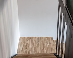 Metalowe schody uzupełnione panelami z drewna klejonego. - zdjęcie od Icon Concept - Homebook