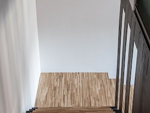 Metalowe schody uzupełnione panelami z drewna klejonego. - zdjęcie od Icon Concept