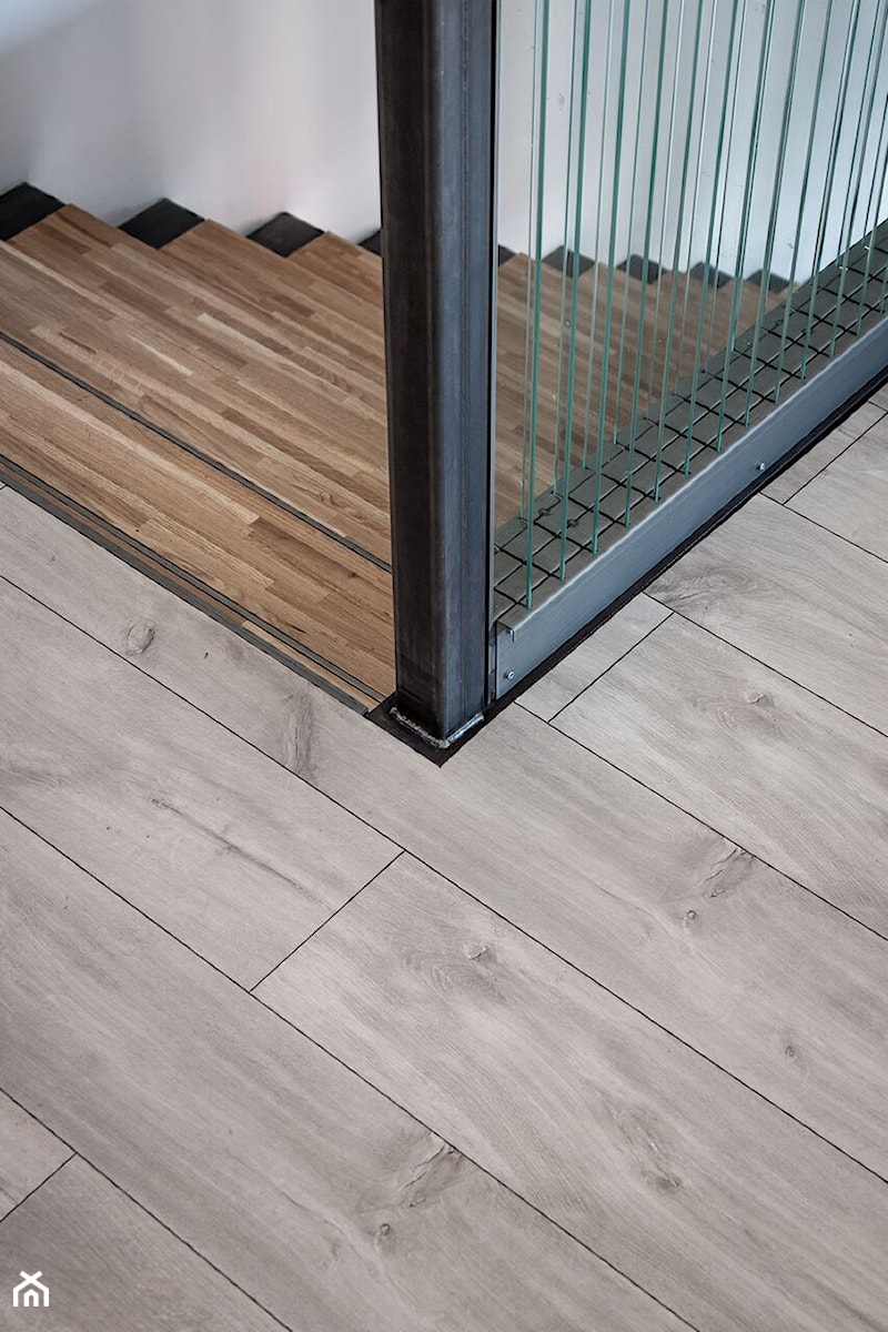 Metalowe schody uzupełnione panelami z drewna klejonego. - zdjęcie od Icon Concept