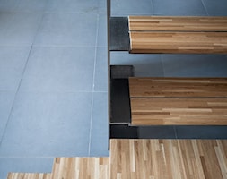 Metalowe schody, uzupełnione panelami z drewna klejonego - zdjęcie od Icon Concept - Homebook