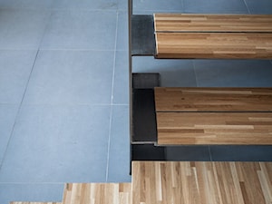 Metalowe schody, uzupełnione panelami z drewna klejonego - zdjęcie od Icon Concept
