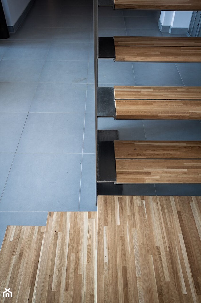 Metalowe schody, uzupełnione panelami z drewna klejonego - zdjęcie od Icon Concept - Homebook