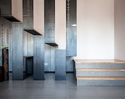 Schody metalowe uzupełnione panelami z drewna klejonego - zdjęcie od Icon Concept - Homebook