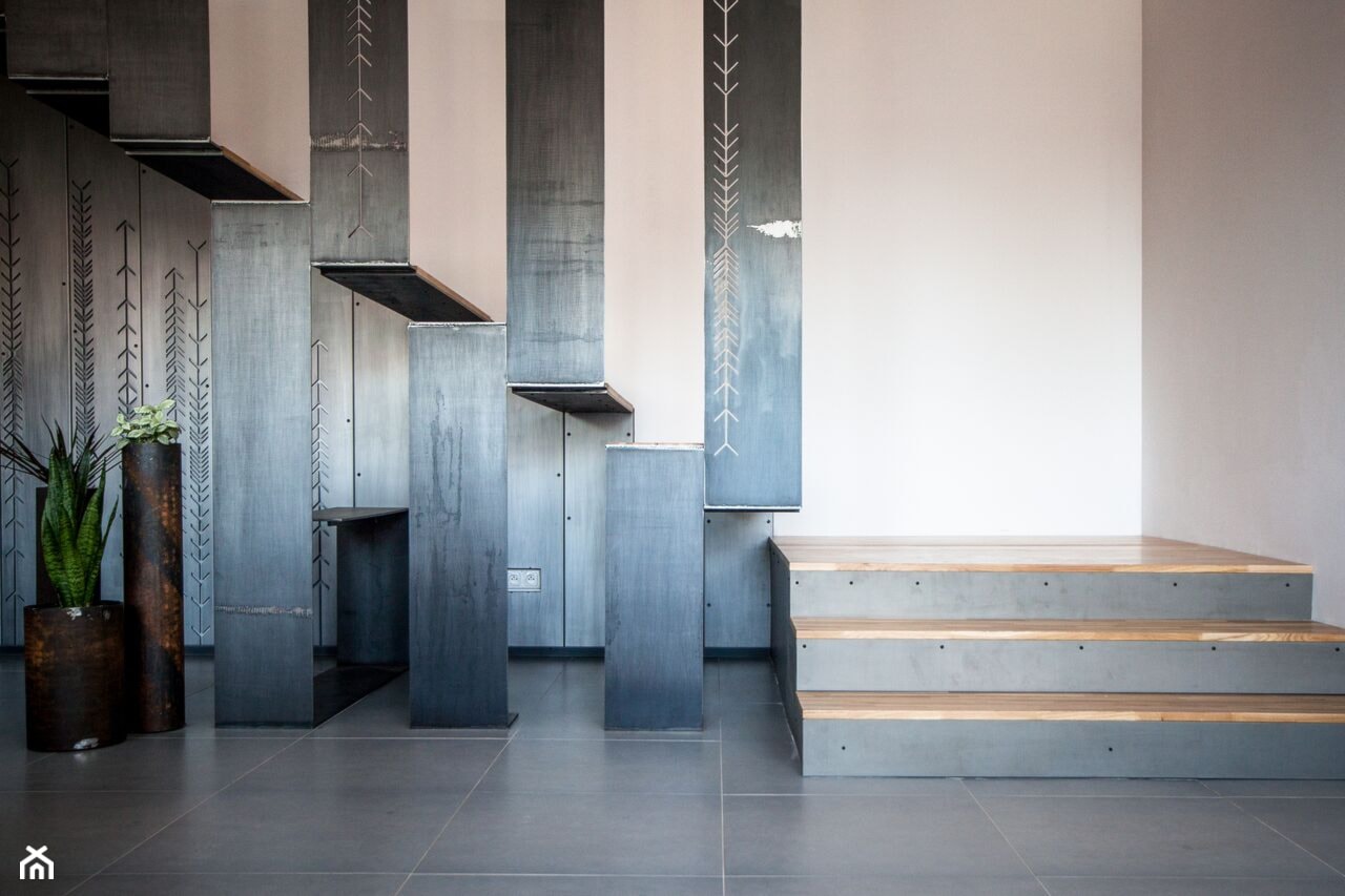 Schody metalowe uzupełnione panelami z drewna klejonego - zdjęcie od Icon Concept - Homebook