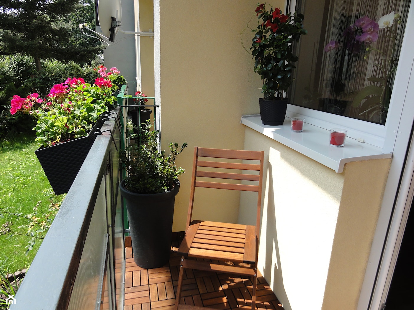 Blokowa aranżacja balkonu na parterze z wyjściem do ogródka... - Mały z donicami na kwiaty taras z tyłu domu, styl glamour - zdjęcie od Moniqqque - Homebook