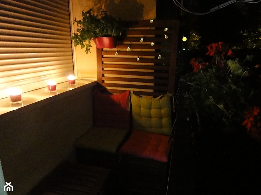 Blokowa aranżacja balkonu na parterze z wyjściem do ogródka... - Mały z donicami na kwiaty taras z przodu domu z tyłu domu, styl glamour - zdjęcie od Moniqqque