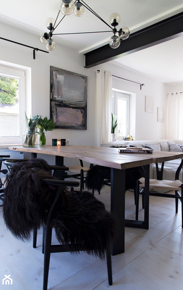Stół King w klimatycznym wnętrzu z Trójmiasta - Średnia biała jadalnia w salonie, styl skandynawski - zdjęcie od hoom