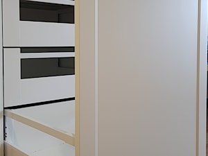 Stylowa kuchnia z frezowanymi frontami ( szuflady wewnętrzne BLUM ) - zdjęcie od ARTENOVA - Projektowanie i Produckja Mebli