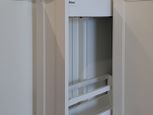 Stylowa kuchnia z frezowanymi frontami- cargo 20 cm z szuflad BLUM - zdjęcie od ARTENOVA - Projektowanie i Produckja Mebli