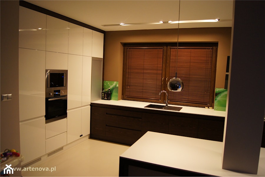 Kuchnia w domu jednorodzinnym. - zdjęcie od ARTENOVA - Projektowanie i Produckja Mebli
