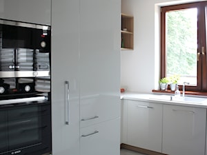 SŁUPNO - Średnia otwarta biała z zabudowaną lodówką kuchnia, styl nowoczesny - zdjęcie od abostudio