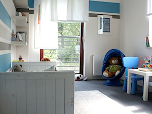 POKÓJ DZIECIECY 1 - Średni biały niebieski pokój dziecka dla dziecka dla chłopca, styl skandynawski - zdjęcie od abostudio