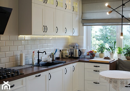 dom szeregowy - Płock - Średnia otwarta z salonem biała z zabudowaną lodówką z nablatowym zlewozmywakiem kuchnia w kształcie litery l z oknem, styl glamour - zdjęcie od abostudio