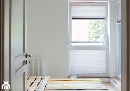 Mieszkanie na wynajem - Płock - Mała biała sypialnia, styl industrialny - zdjęcie od abostudio