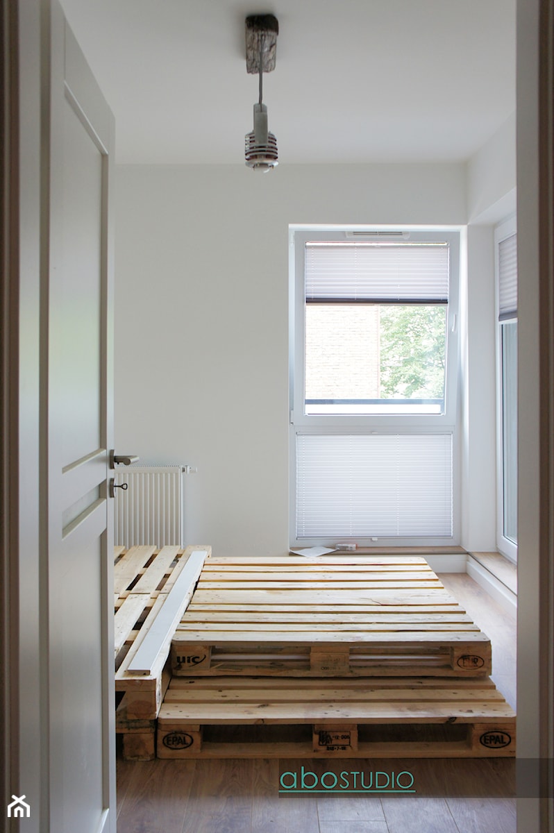 Mieszkanie na wynajem - Płock - Mała biała sypialnia, styl industrialny - zdjęcie od abostudio