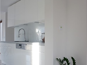 KUCHNIA W BIELI - Kuchnia, styl minimalistyczny - zdjęcie od abostudio