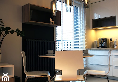 apartament 2+2 - Mała szara jadalnia w salonie, styl nowoczesny - zdjęcie od abostudio