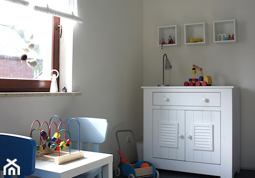 POKÓJ DZIECIECY 1 - Mały szary pokój dziecka dla dziecka dla chłopca, styl minimalistyczny - zdjęcie od abostudio