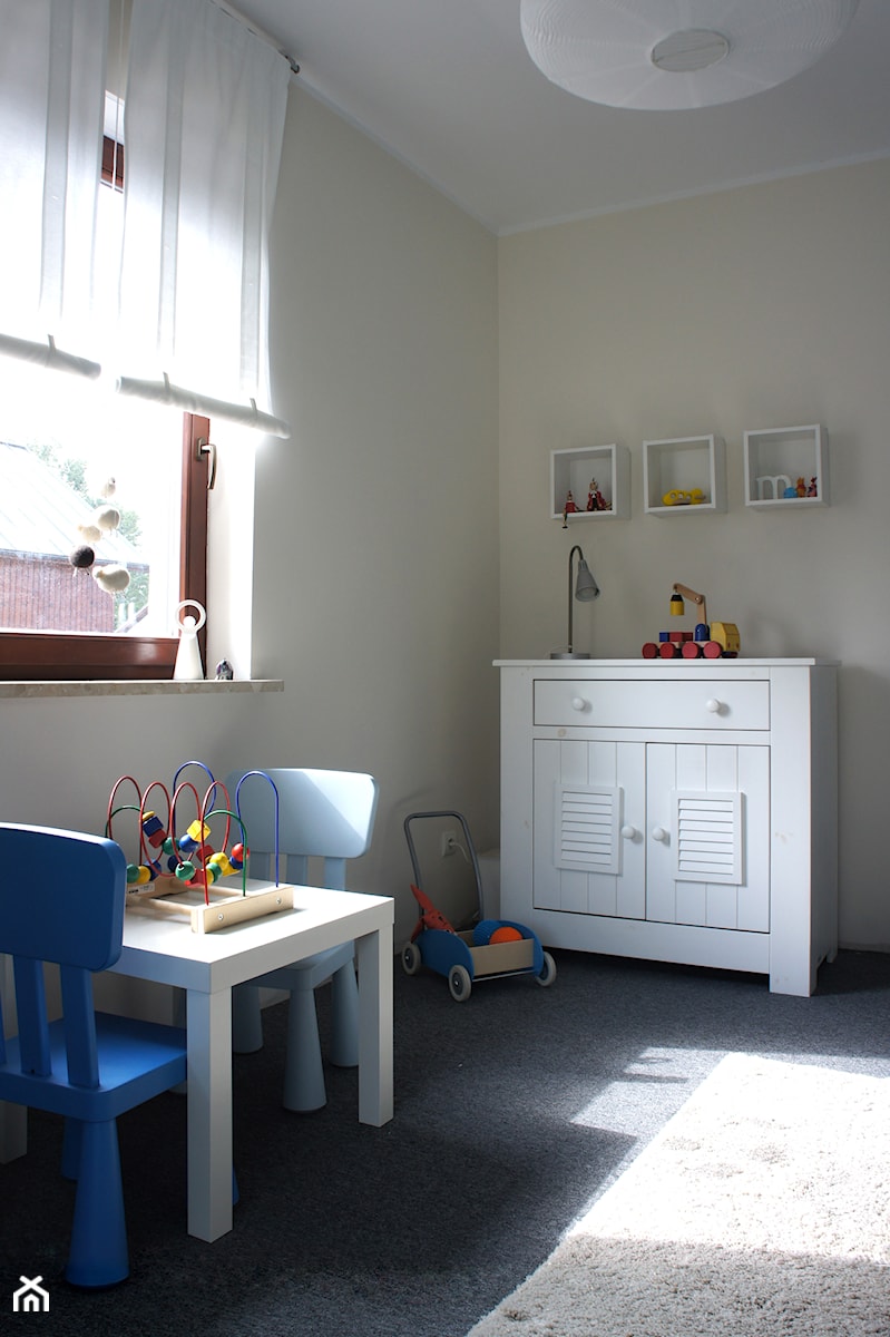 POKÓJ DZIECIECY 1 - Mały szary pokój dziecka dla dziecka dla chłopca, styl minimalistyczny - zdjęcie od abostudio