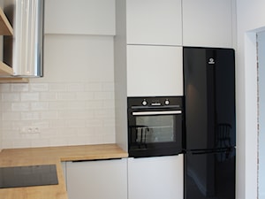 Mieszkanie na wynajem - Płock - Mała zamknięta biała z zabudowaną lodówką z nablatowym zlewozmywakiem kuchnia w kształcie litery l, styl industrialny - zdjęcie od abostudio