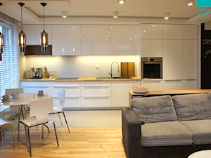 apartament 2+2 - Średnia otwarta z salonem beżowa z zabudowaną lodówką z nablatowym zlewozmywakiem kuchnia jednorzędowa, styl nowoczesny - zdjęcie od abostudio