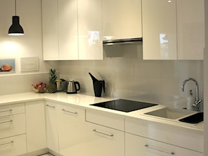 apartament Polanka- kuchnia, Poznań - Średnia otwarta biała z zabudowaną lodówką z podblatowym zlewozmywakiem kuchnia w kształcie litery l, styl minimalistyczny - zdjęcie od abostudio