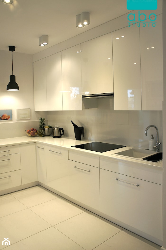 apartament Polanka- kuchnia, Poznań - Średnia otwarta biała z zabudowaną lodówką z podblatowym zlewozmywakiem kuchnia w kształcie litery l, styl minimalistyczny - zdjęcie od abostudio - Homebook