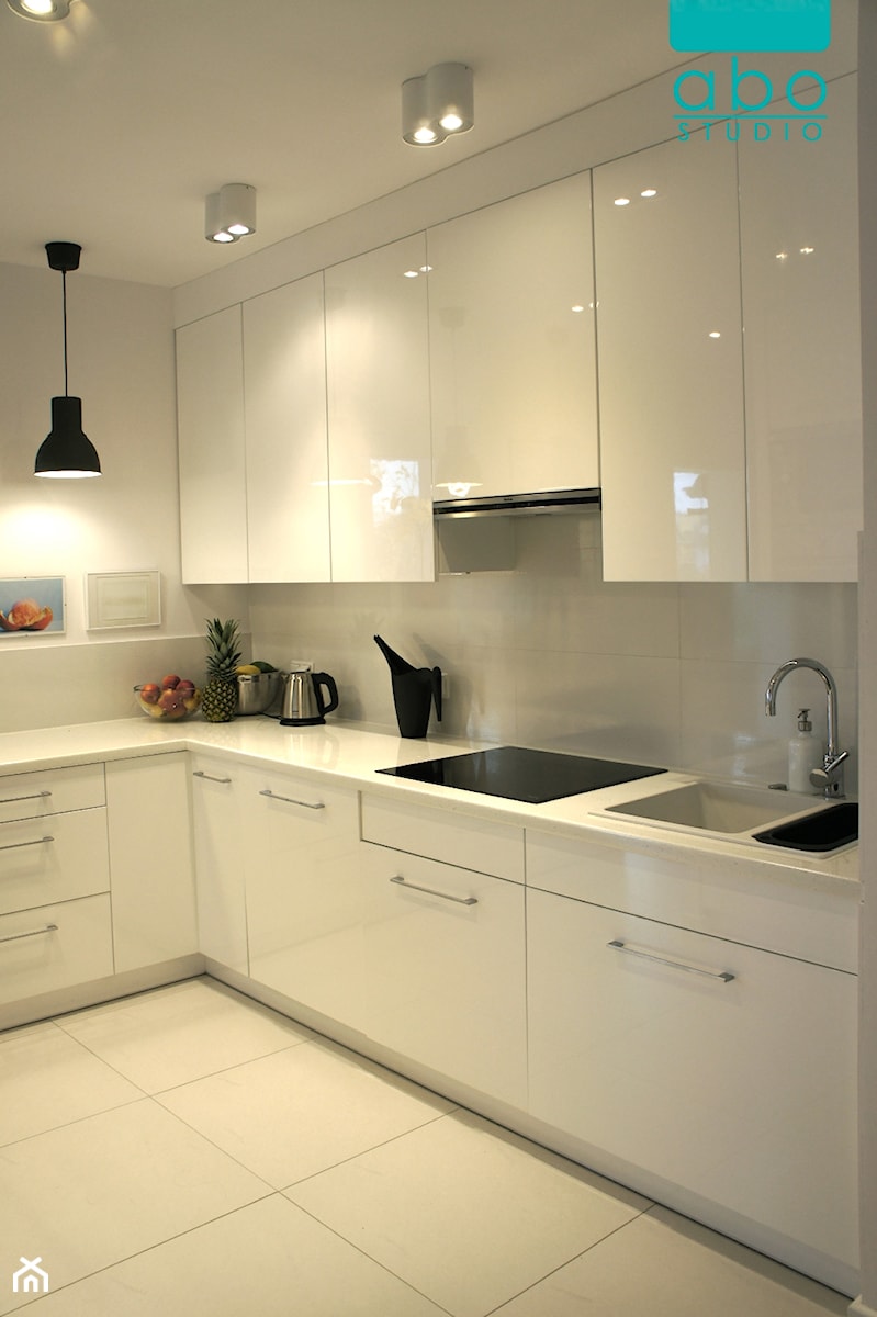 apartament Polanka- kuchnia, Poznań - Średnia otwarta biała z zabudowaną lodówką z podblatowym zlewozmywakiem kuchnia w kształcie litery l, styl minimalistyczny - zdjęcie od abostudio