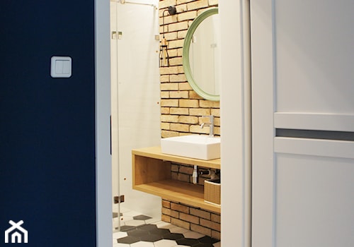 Mieszkanie na wynajem - Płock - Mała na poddaszu bez okna łazienka, styl industrialny - zdjęcie od abostudio