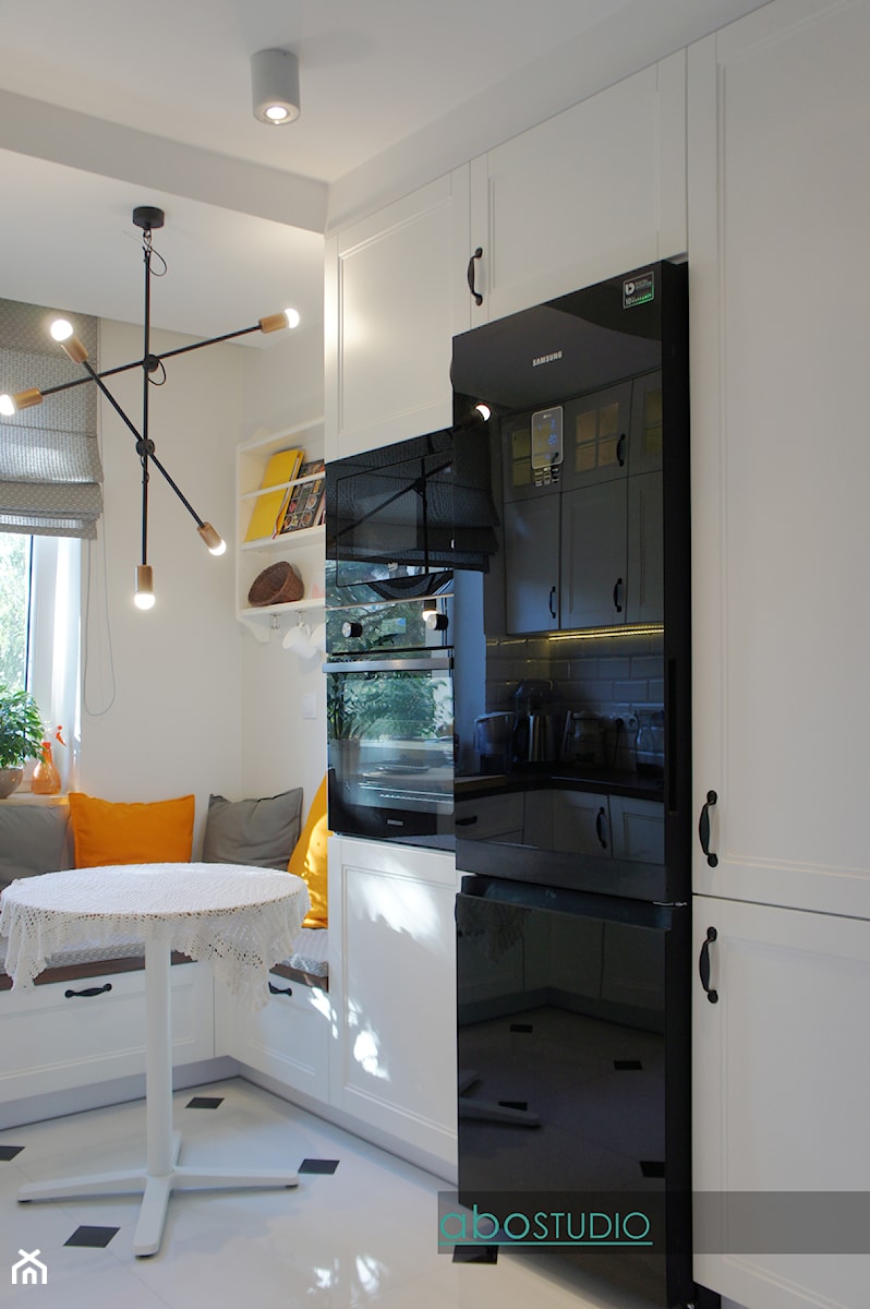 dom szeregowy - Płock - Mała zamknięta biała z zabudowaną lodówką kuchnia w kształcie litery l z oknem, styl glamour - zdjęcie od abostudio