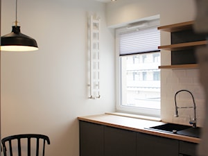 Mieszkanie na wynajem - Płock - Średnia zamknięta z salonem biała z zabudowaną lodówką z nablatowym zlewozmywakiem kuchnia jednorzędowa z oknem, styl industrialny - zdjęcie od abostudio