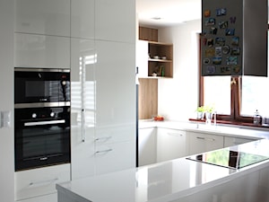SŁUPNO - Duża otwarta biała z zabudowaną lodówką kuchnia w kształcie litery u w kształcie litery g z wyspą lub półwyspem, styl nowoczesny - zdjęcie od abostudio